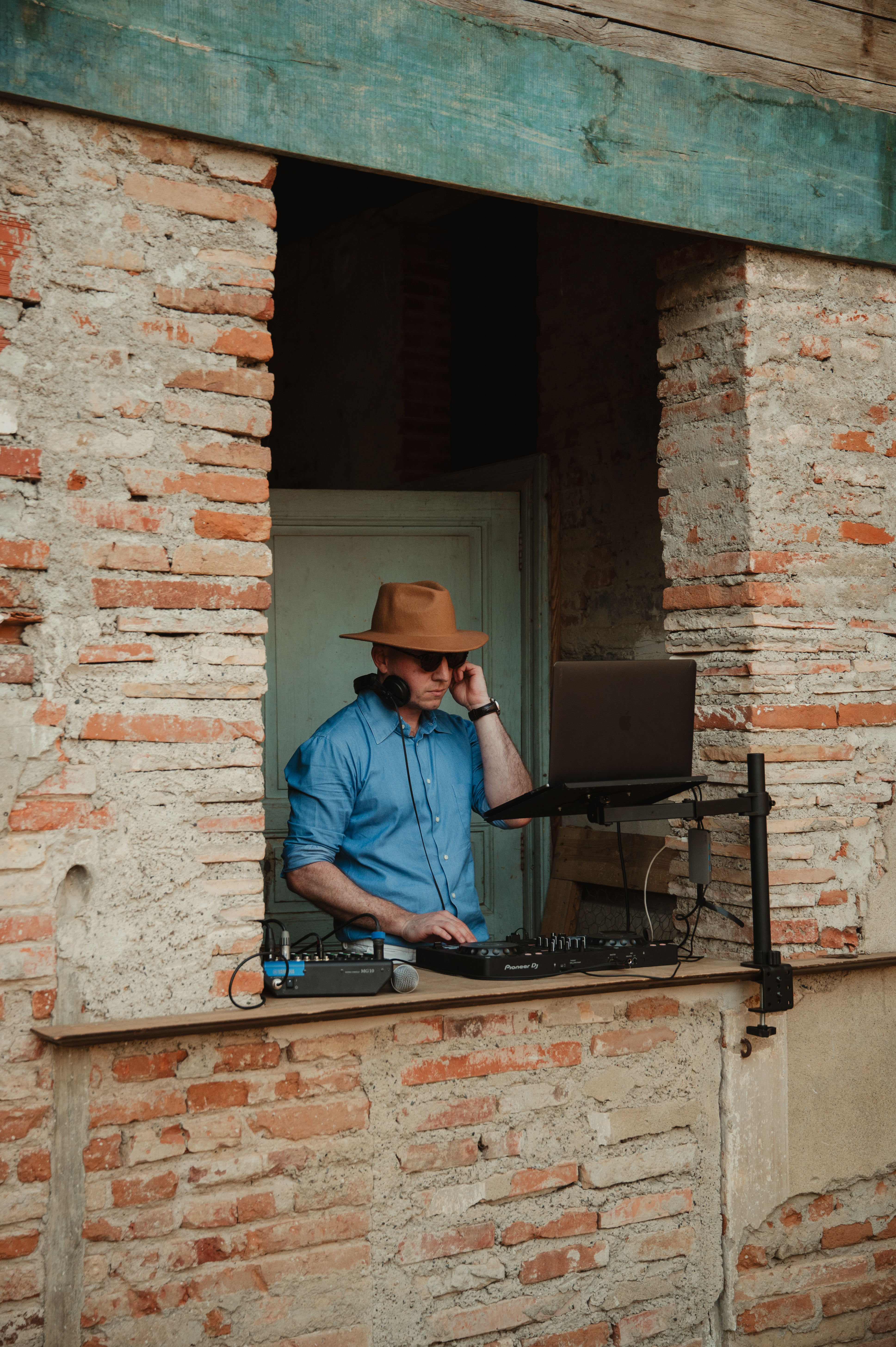 Howard Whiddett DJing